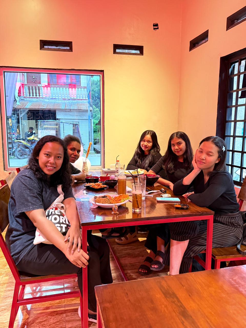 Kumpul Seru Bareng Bestie